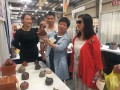 在旧金山参加国际展与旧金山市长介绍紫砂壶艺并收藏曲竹作品